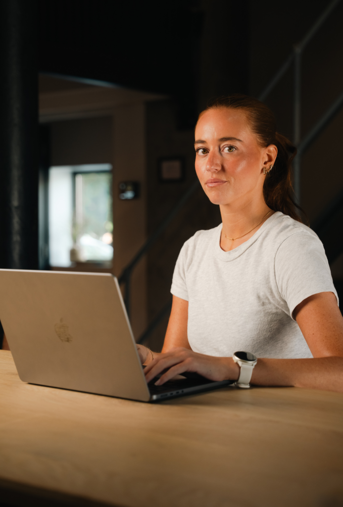 Floor van Careerguys werkt achter een laptop