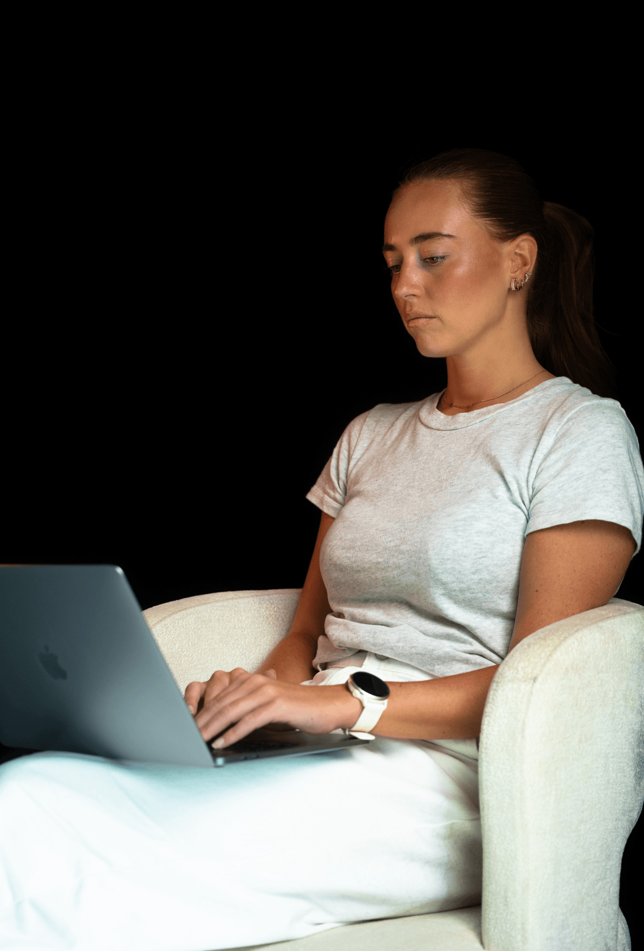 Floor van Careerguys beheert social media op een laptop