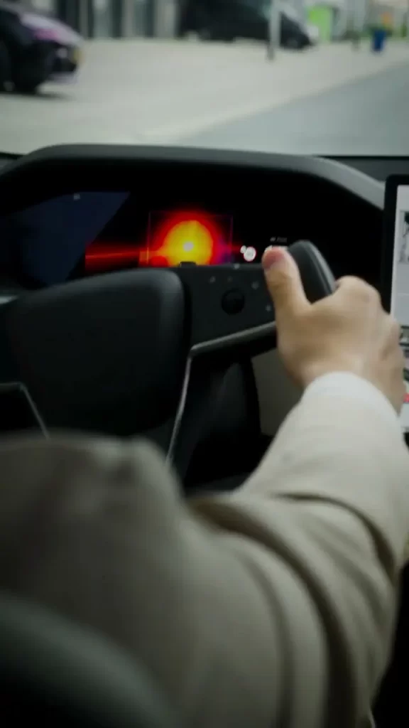 Still uit de showreel van Careerguys met een hand aan het stuur